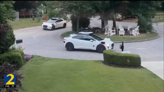 Atlanta'da sürücüsüz araçlar, bir mahalledeki çıkmaz sokakta saatlerce dönerek trafiğin