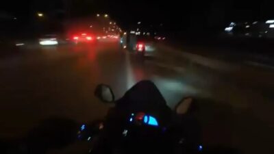 D-100 Karayolu'nda direksiyon hakimiyetini kaybeden otomobil, bariyerlere çarparak kaza yaptı.