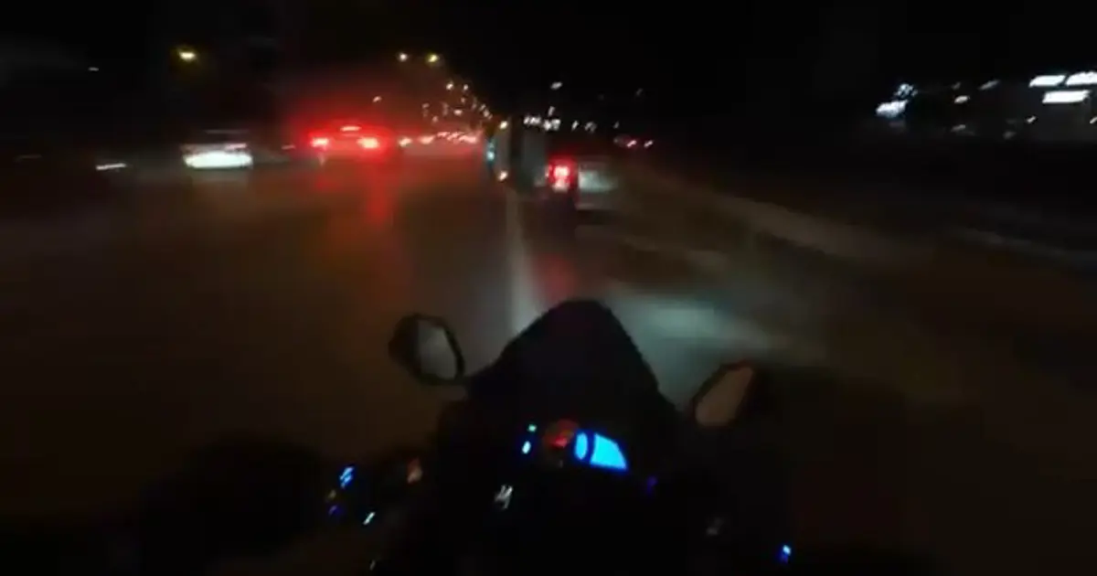 D-100 Karayolu'nda direksiyon hakimiyetini kaybeden otomobil, bariyerlere çarparak kaza yaptı.
