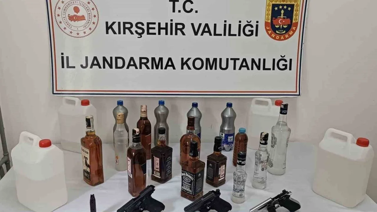 Kırşehir'de Jandarma Operasyonu: Kaçak Alkol ve Ruhsatsız Silah Ele Geçirildi
