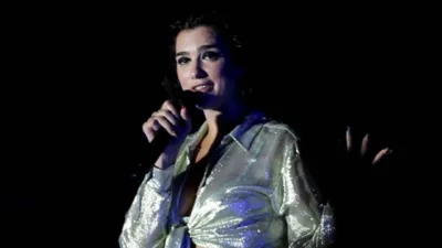 Şarkıcı Dua Lipa, izinsiz fotoğrafının kullanıldığı gerekçesiyle Samsung'a dava açtı.