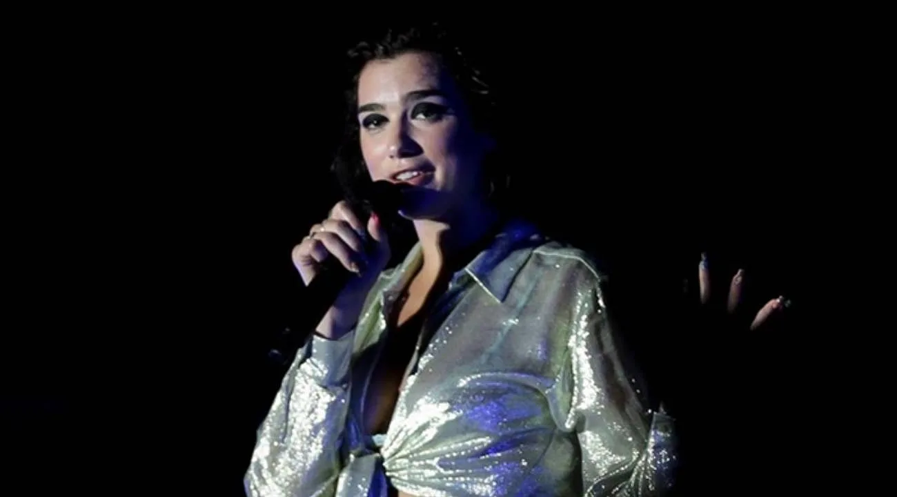 Şarkıcı Dua Lipa, izinsiz fotoğrafının kullanıldığı gerekçesiyle Samsung'a dava açtı.