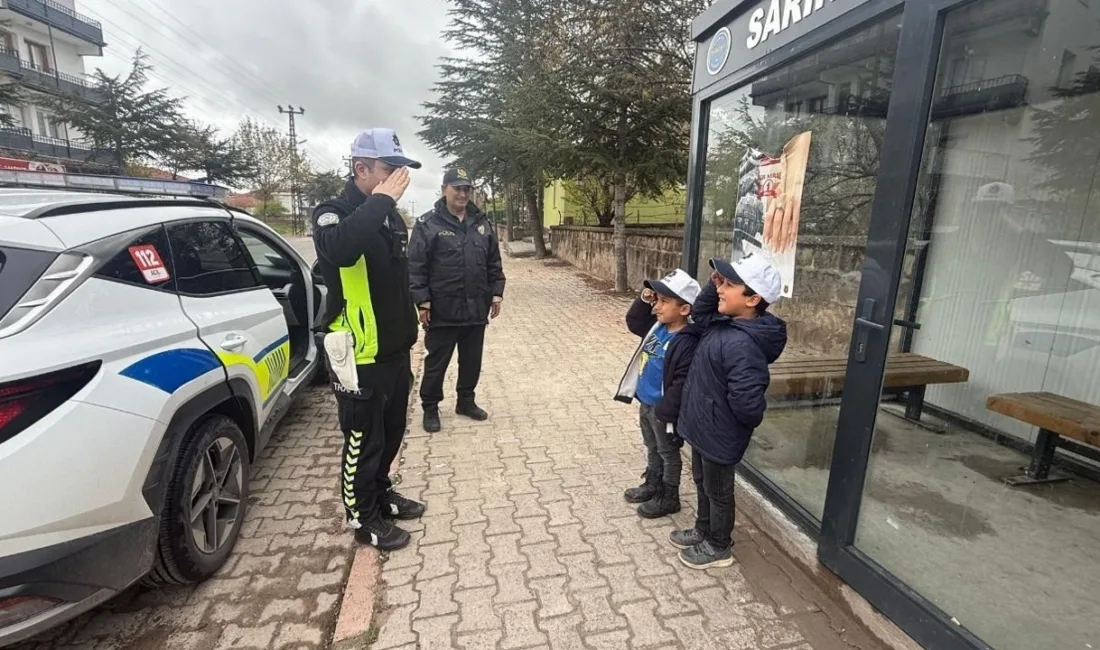 Sarıkaya ilçesinde polis ekipleri, minik öğrencilerle bir araya gelerek samimi