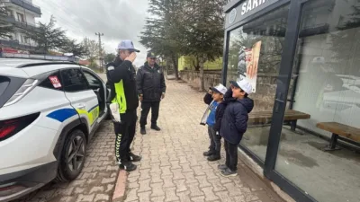 Sarıkaya ilçesinde polis ekipleri, minik öğrencilerle bir araya gelerek samimi