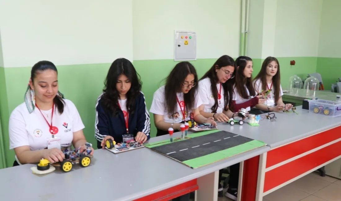 Yozgat'ın Yerköy ilçesindeki Şehit İdris Aydoğdu Fen Lisesi öğrencileri, laboratuvarlarında
