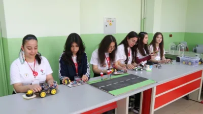 Yozgat'ın Yerköy ilçesindeki Şehit İdris Aydoğdu Fen Lisesi öğrencileri, laboratuvarlarında