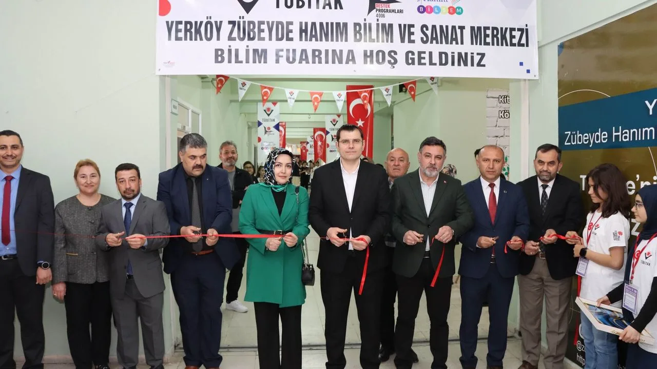 Yerköy'de düzenlenen Bilim Fuarı'nın açılışına Yerköy Kaymakamı ve Belediye Başkanı