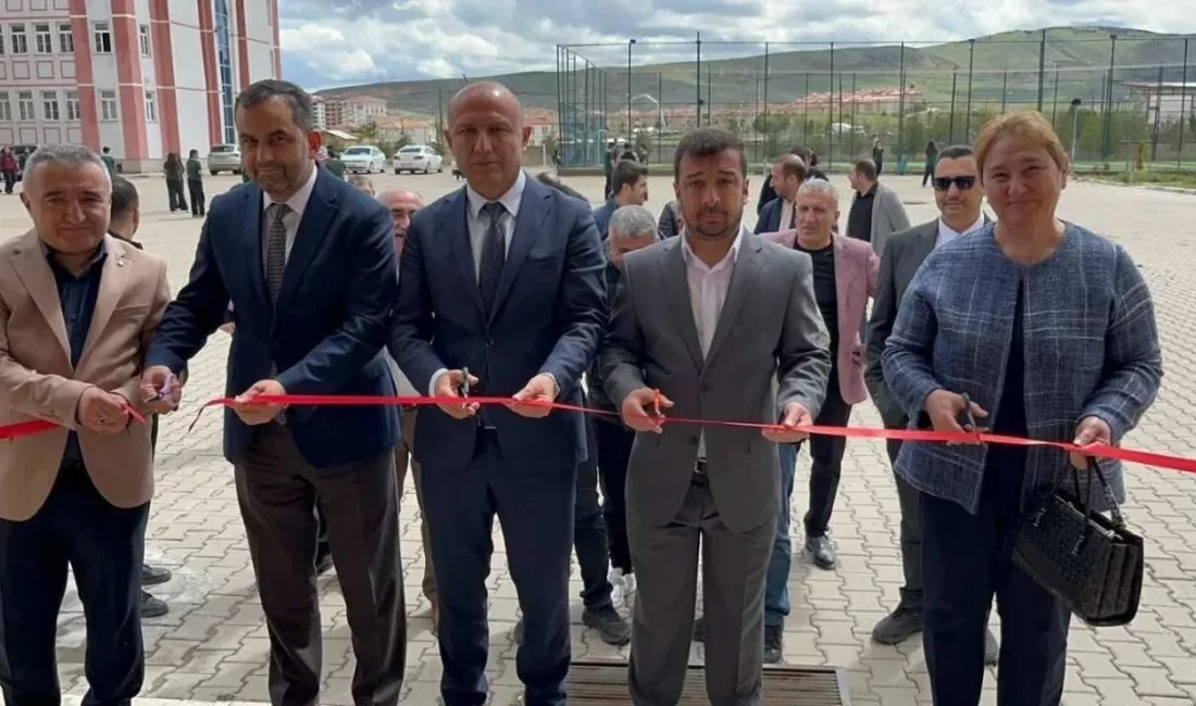 Yerköy'de düzenlenen TÜBİTAK 4006/B Bilim Fuarı, protokol üyelerinin katılımıyla coşku