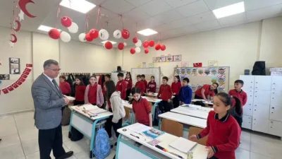 Yozgat İl Milli Eğitim Müdürü İsmail Altınkaynak, Atatürk İlkokulu'nda öğrencilerle