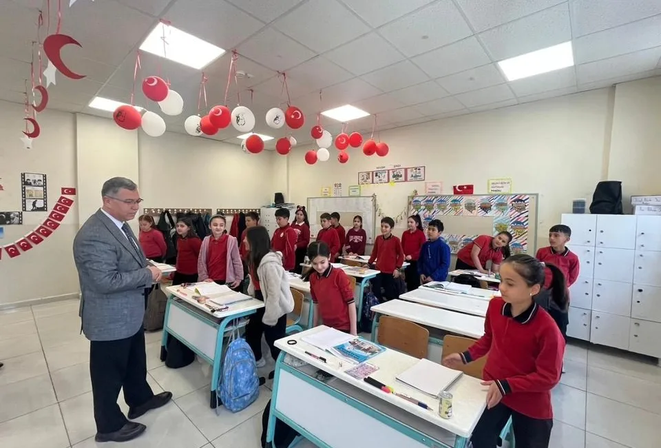 Yozgat İl Milli Eğitim Müdürü İsmail Altınkaynak, Atatürk İlkokulu'nda öğrencilerle