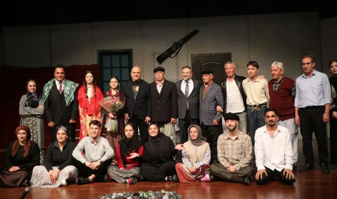 Yozgat'ta "Bitirim Dünürlüğü" adlı tiyatro oyunu sanatseverlerle buluştu.