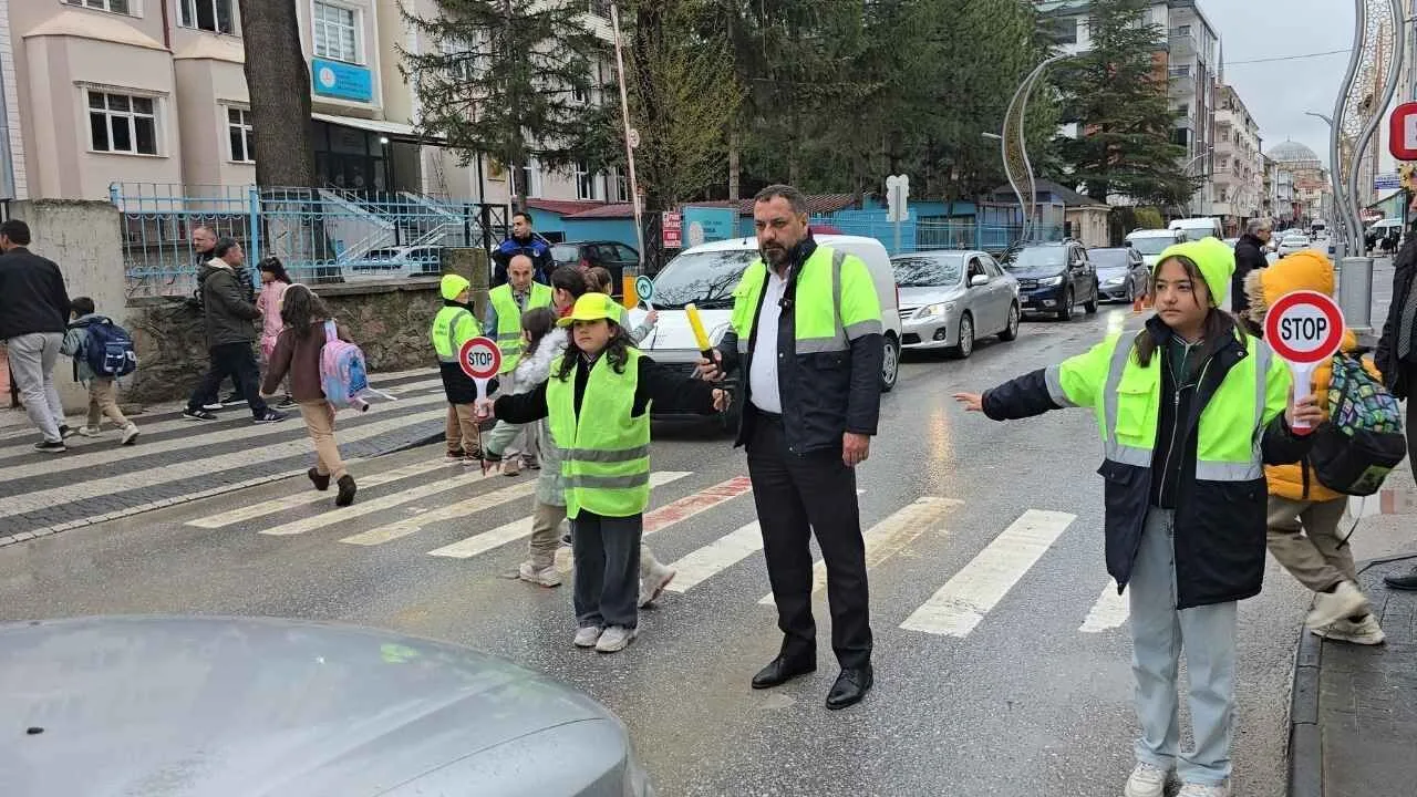 Sorgun Belediye Başkanı Erkut Ekinci, Agah Efendi İlkokulu önünde gerçekleştirilen