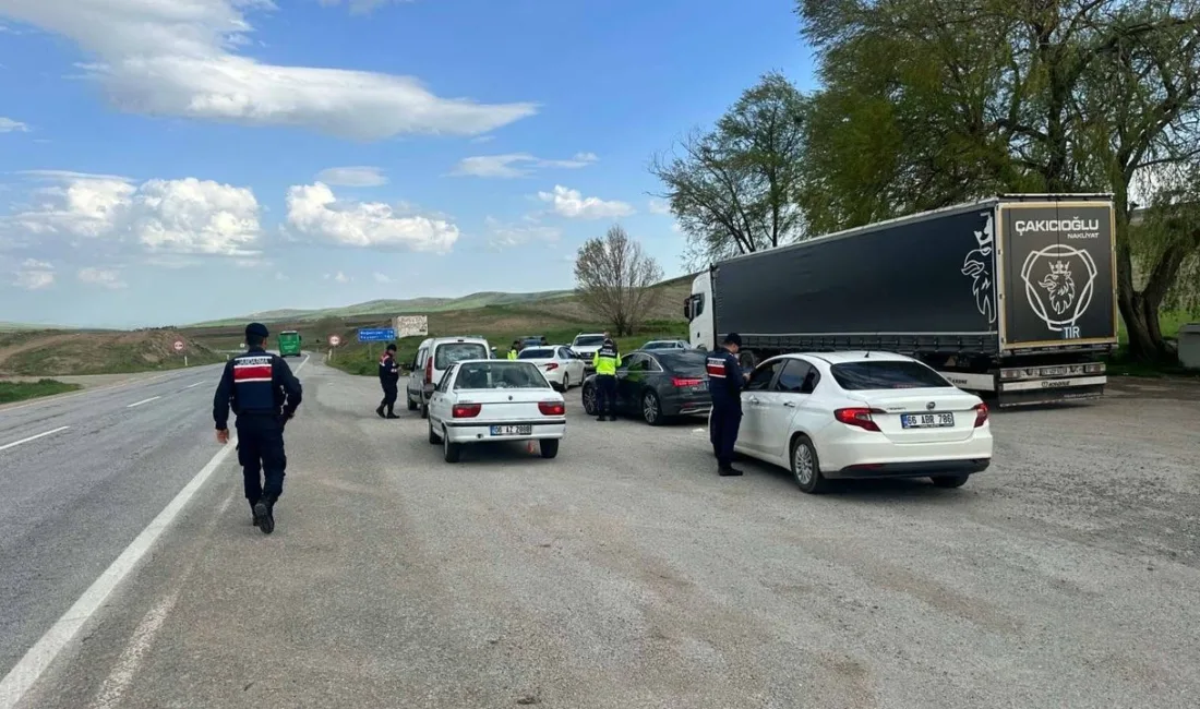 Yozgat İl Jandarma Komutanlığı'nın düzenlediği uygulamada 939 araç kontrol edildi,