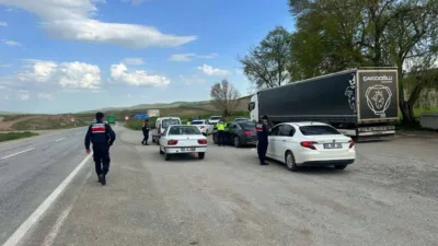 Yozgat İl Jandarma Komutanlığı'nın düzenlediği uygulamada 939 araç kontrol edildi,
