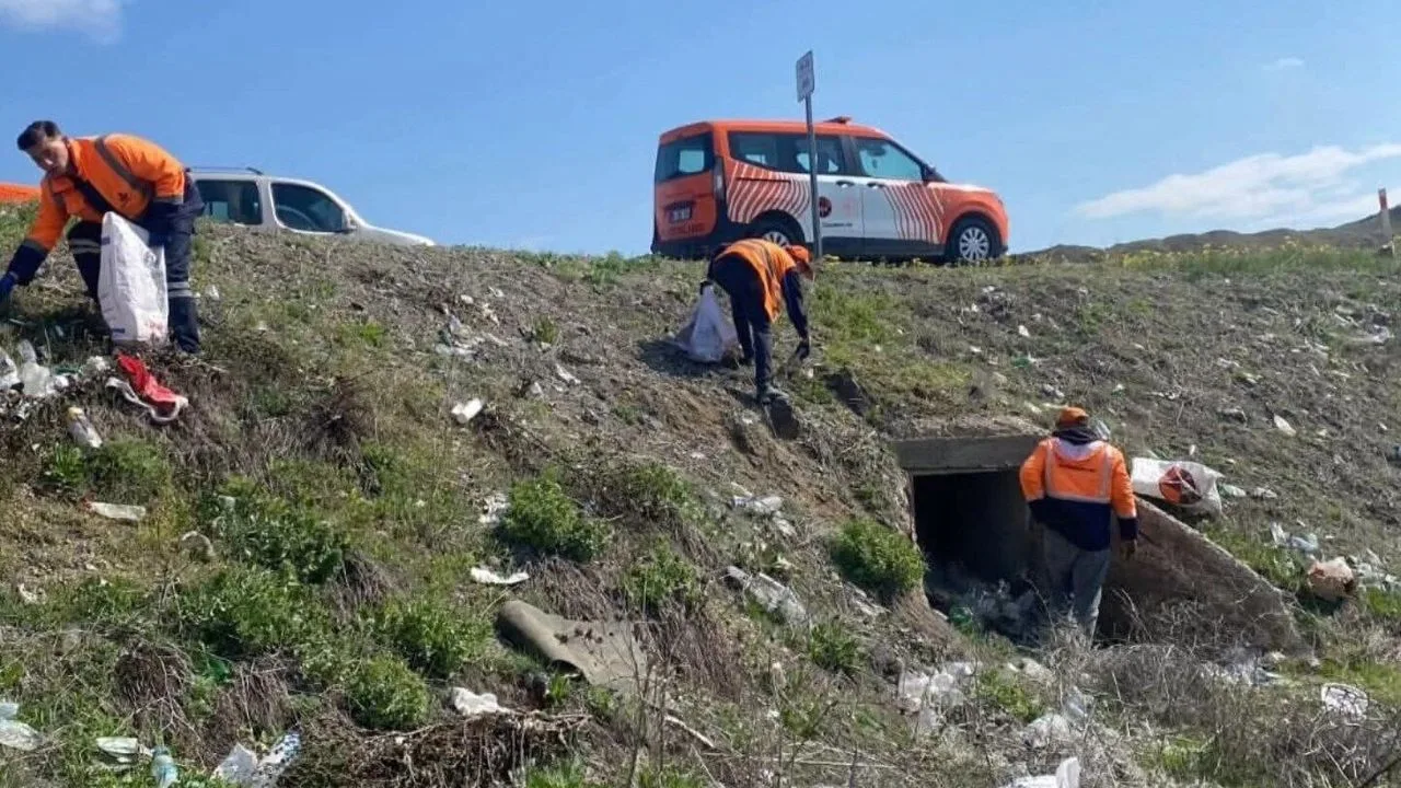 Yozgat Valiliği öncülüğünde Karayolları ekipleri, çevre kirliliğini azaltmak amacıyla temizlik