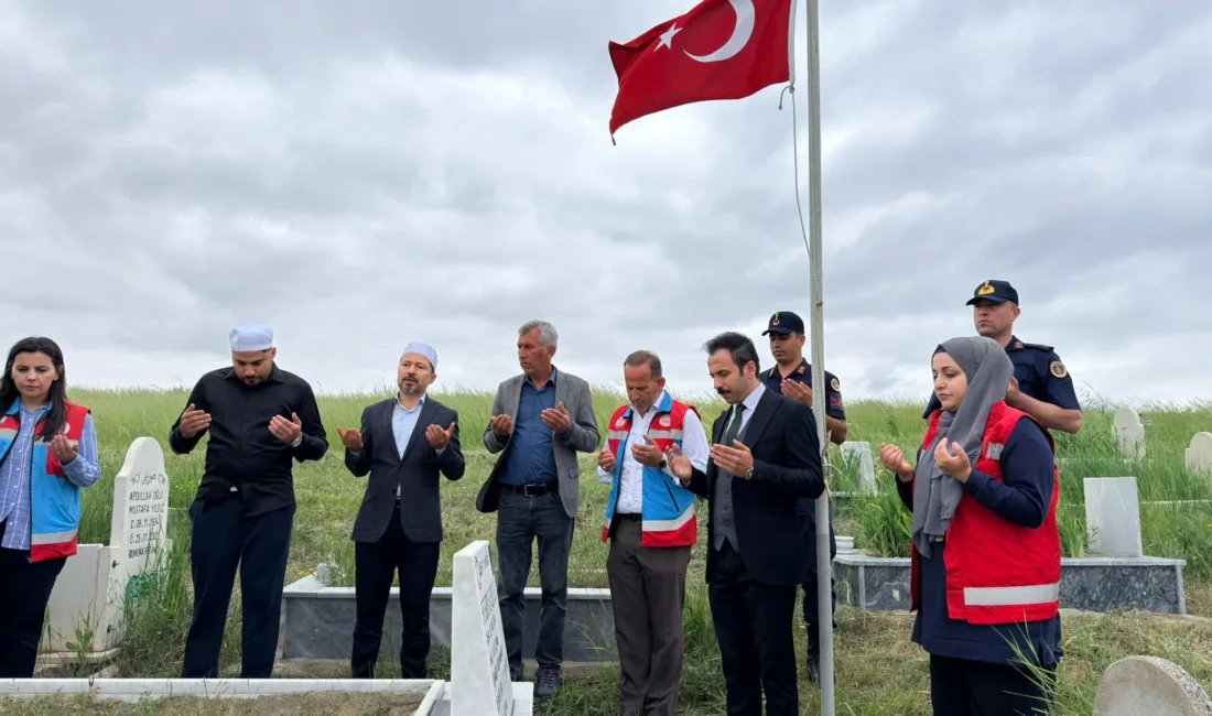 Çiçekdağı Kaymakamı Durdu Yavuz Öğüt, şehit Onbaşı Bekir Korkmaz'ın kabrini