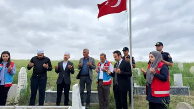 Çiçekdağı Kaymakamı Durdu Yavuz Öğüt, şehit Onbaşı Bekir Korkmaz'ın kabrini