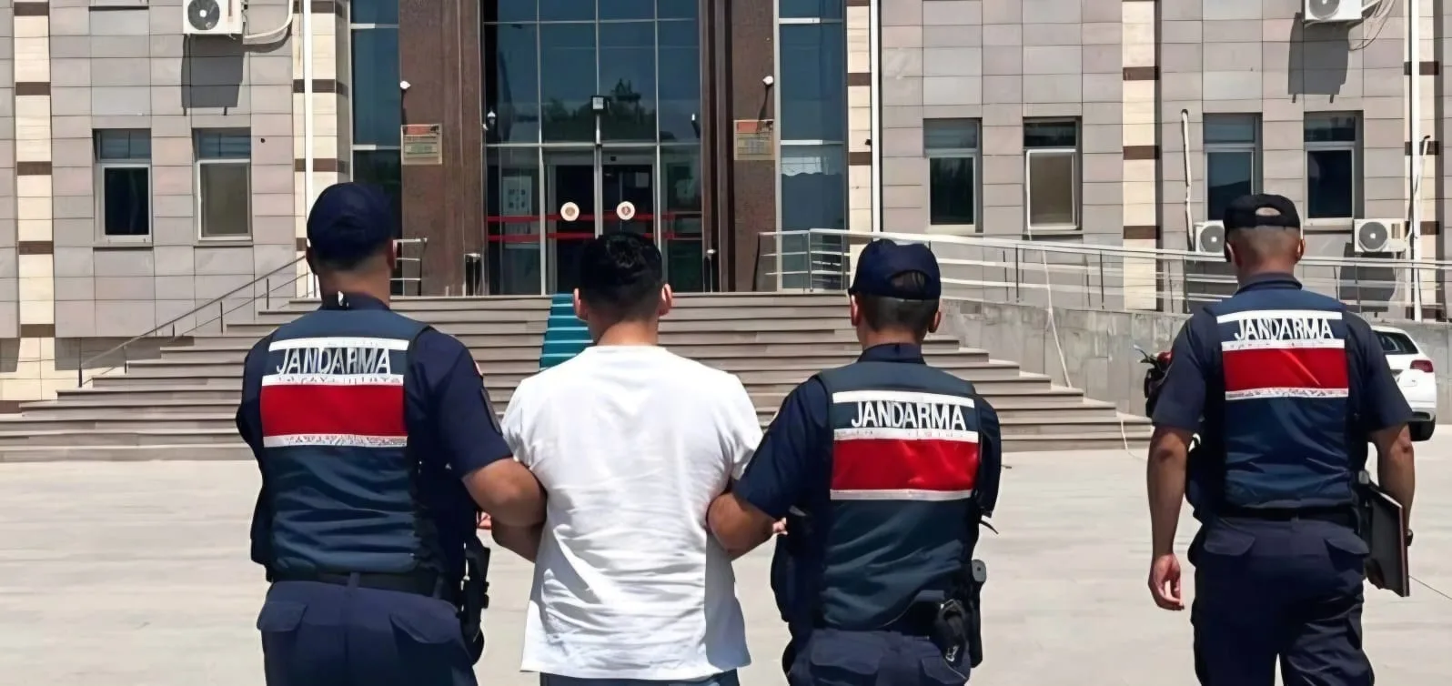 Suçlulara Geçit Yok! Farklı Suçlardan Aranan 5 Kişi Yakalandı