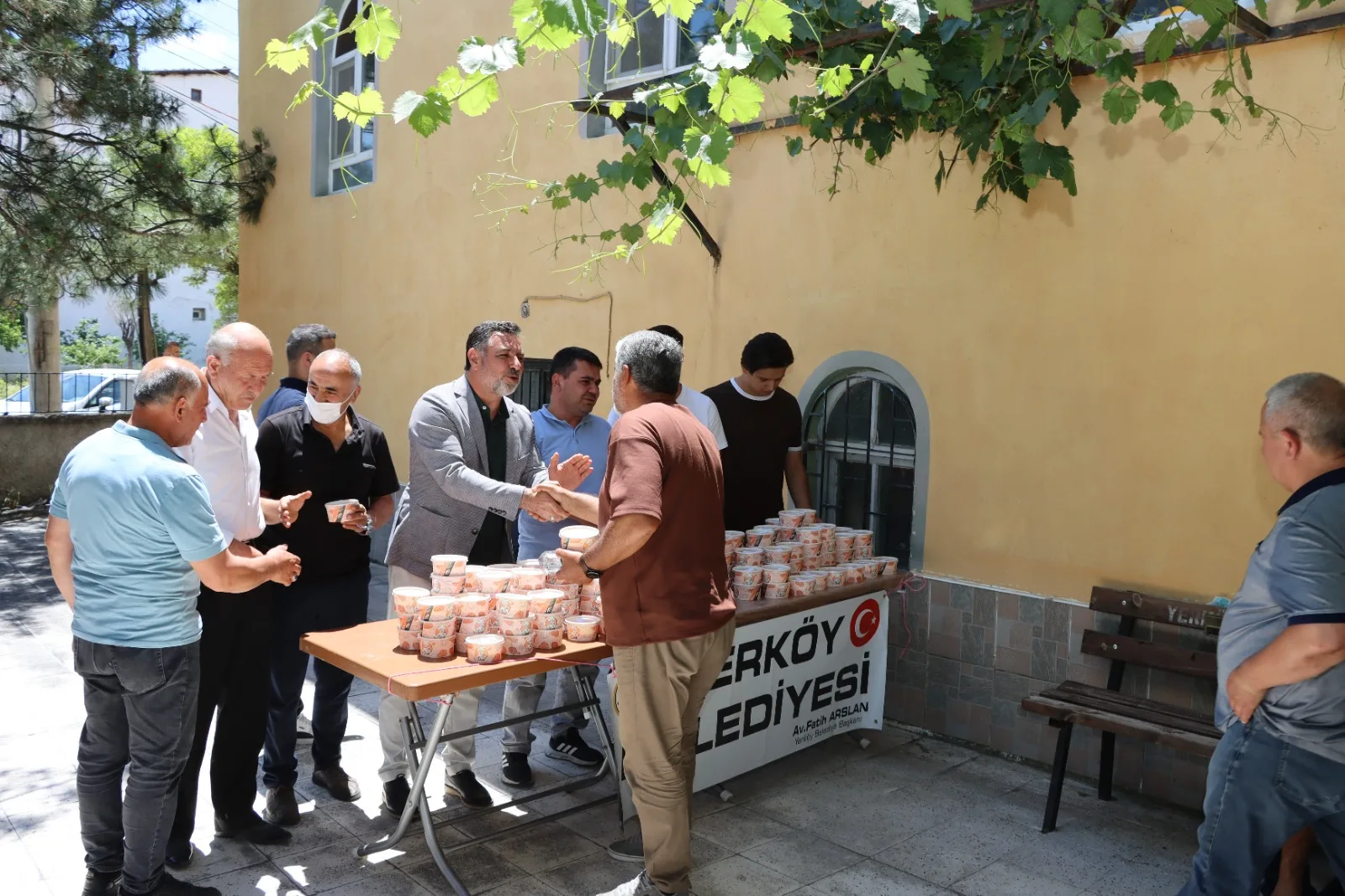 Yerköy'de Belediye Başkanı Arslan ve İlçe Başkanı Işık Aşure Dağıttı