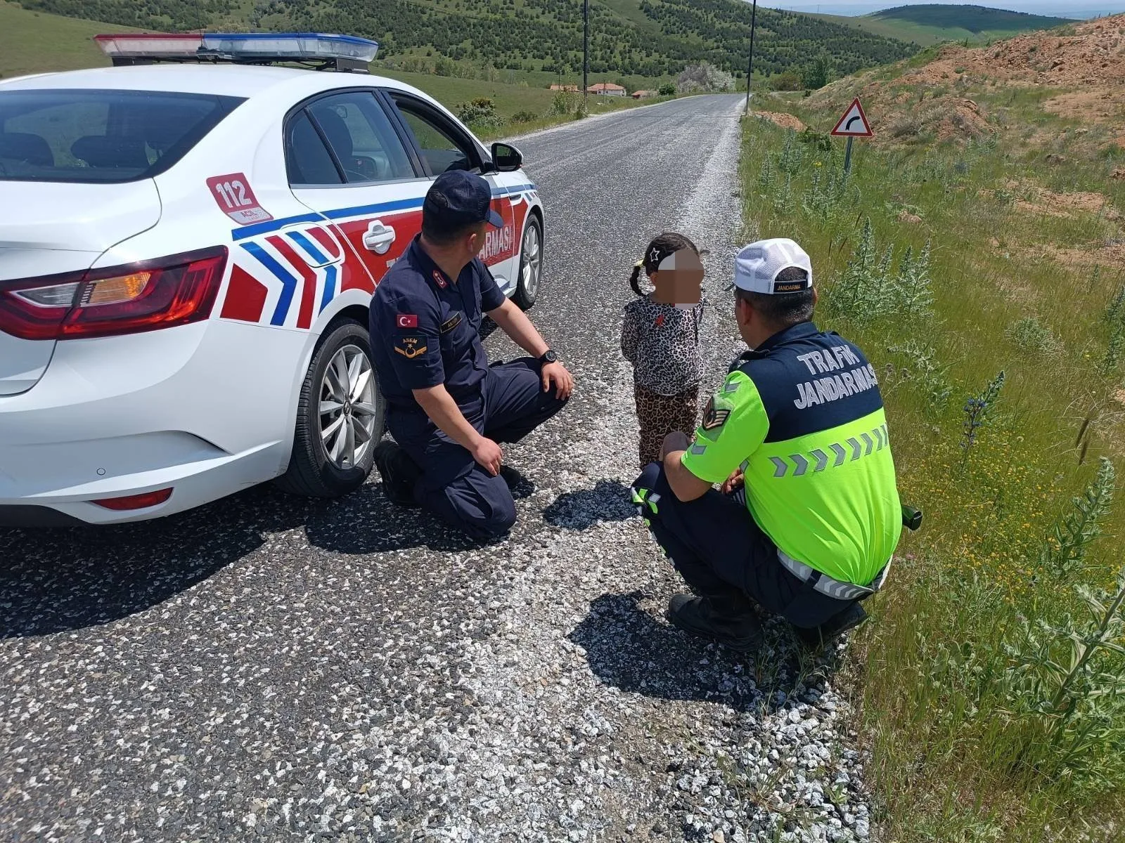 Yozgat Merkez İlçe Jandarma Komutanlığı, yalnız başına yürüyen 3-4 yaşındaki