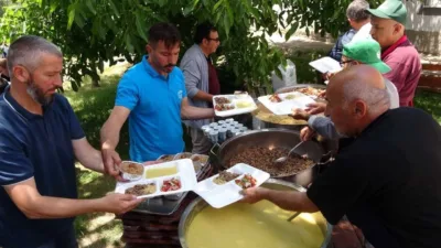 Yozgat'ın Sorgun ilçesine bağlı Aşağıkarakaya köyünde düzenlenen aşure etkinliğine 300'den