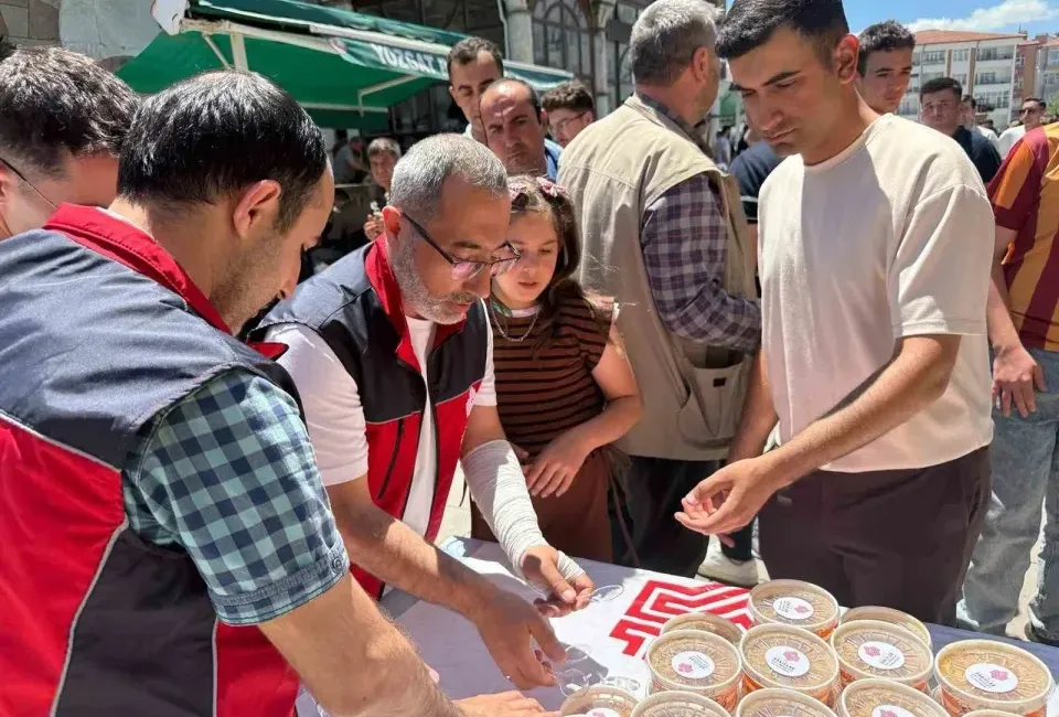 Yozgat'ta Muharrem ayı dolayısıyla Tarihi Çapanoğlu Cami'nde aşure ikramı gerçekleştirildi.