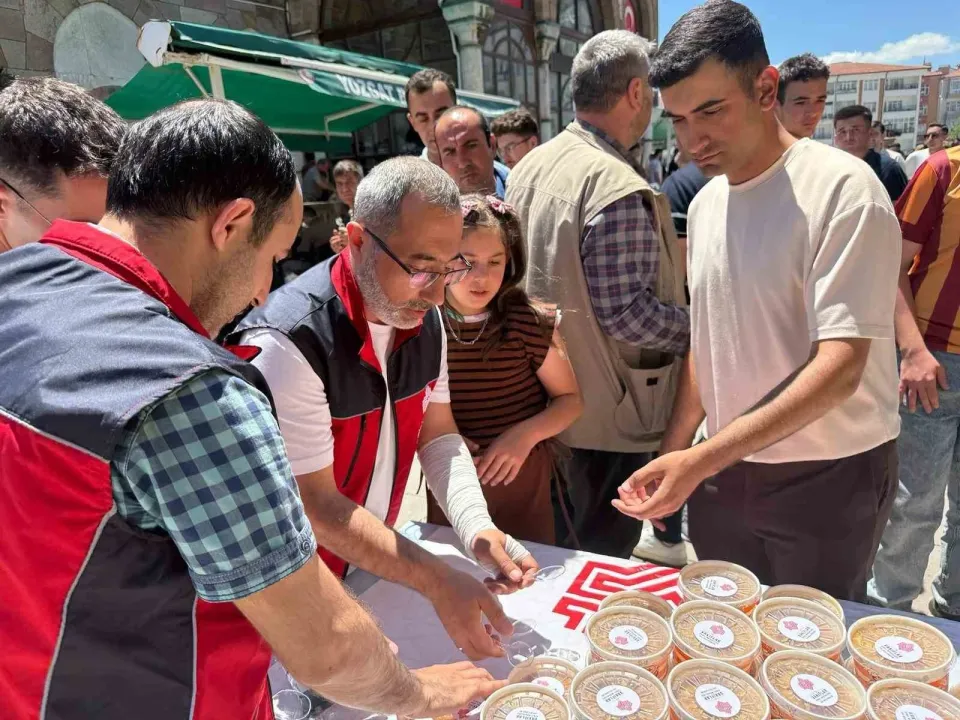 Tarihi Çapanoğlu Cami'nde Aşure İkramı Düzenlendi