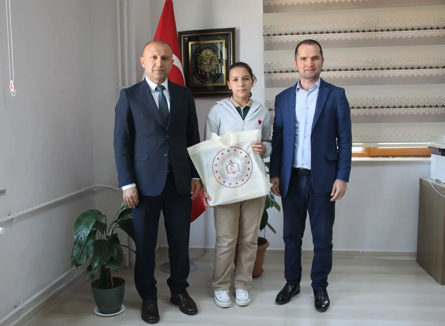 Millî Eğitim Bakanlığı'nın "Dilimizin Zenginlikleri Projesi" kapsamında düzenlenen şiir yarışmasında
