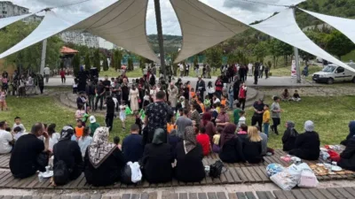 Yurt-Ay-Der tarafından gerçekleştirilen 15. Pilav ve Yaz Şenlikleri, Yozgat'ta katılımcılara