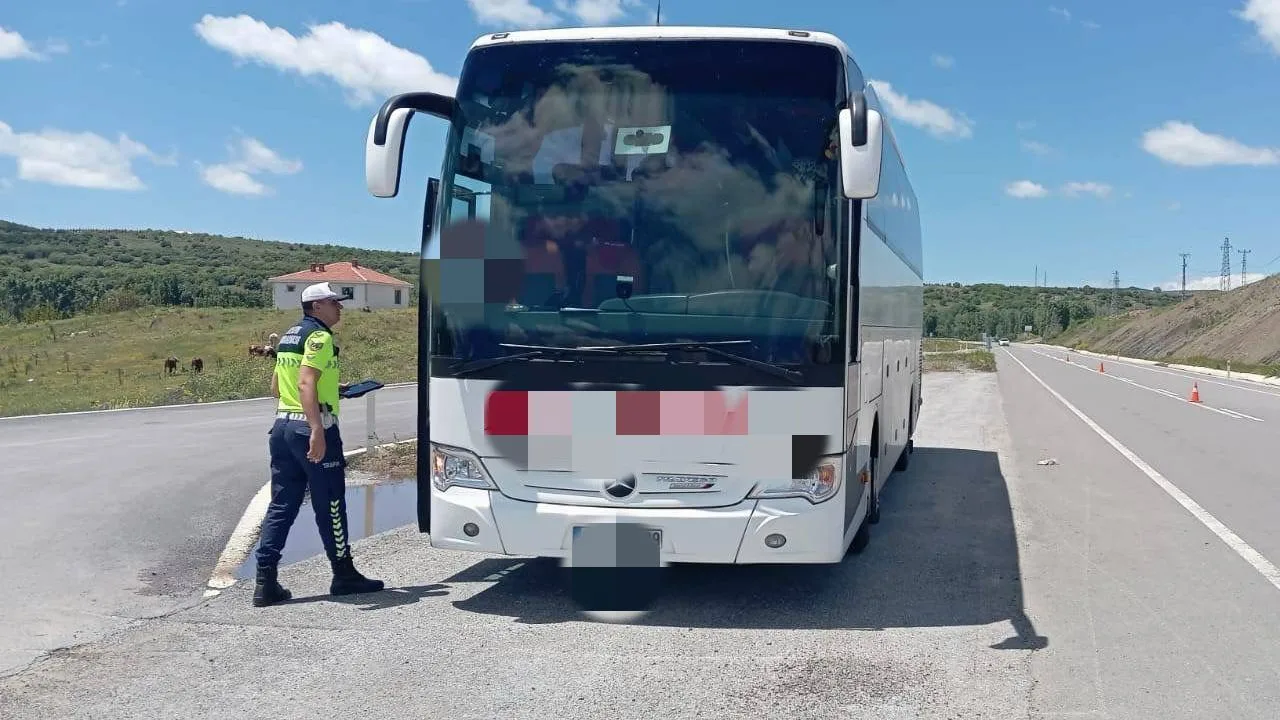 Yozgat İl Jandarma Komutanlığı, yolcu otobüsüne yönelik trafik denetimi gerçekleştirdi