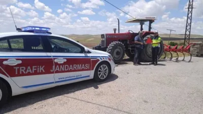 Yozgat'ta jandarma ekipleri, tarım araçları denetimlerinde traktör sürücülerine güvenli sürüş