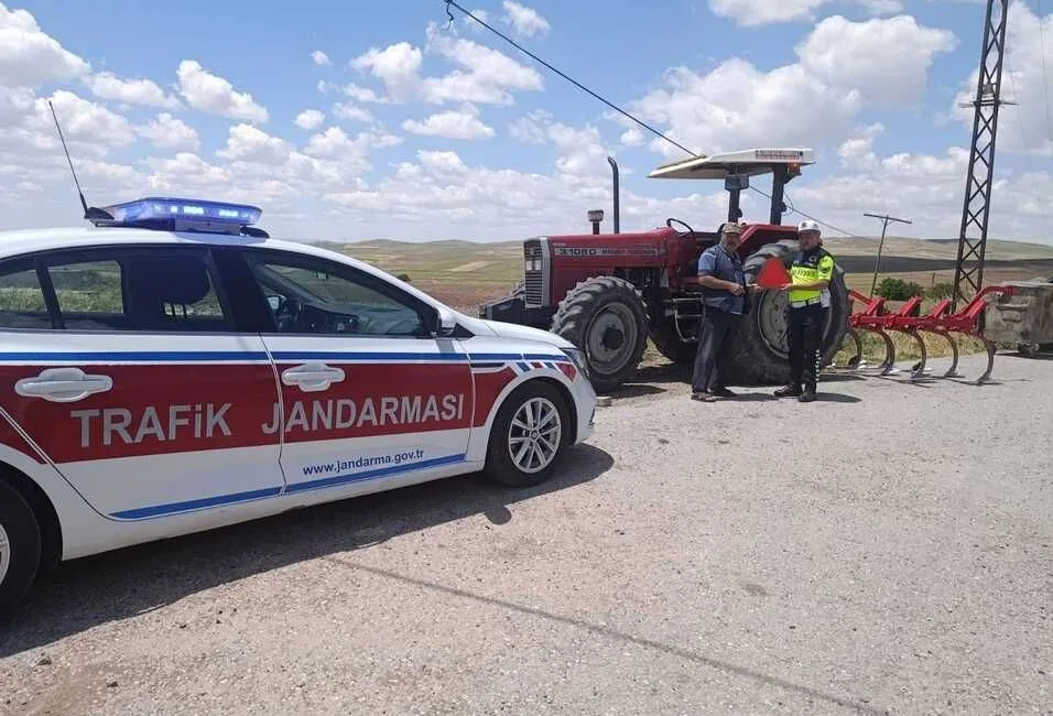 Yozgat'ta jandarma ekipleri, tarım araçları denetimlerinde traktör sürücülerine güvenli sürüş