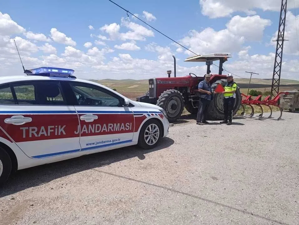 Yozgat'ta jandarma ekipleri, tarım araçları denetimlerinde traktör sürücülerine güvenli sürüş