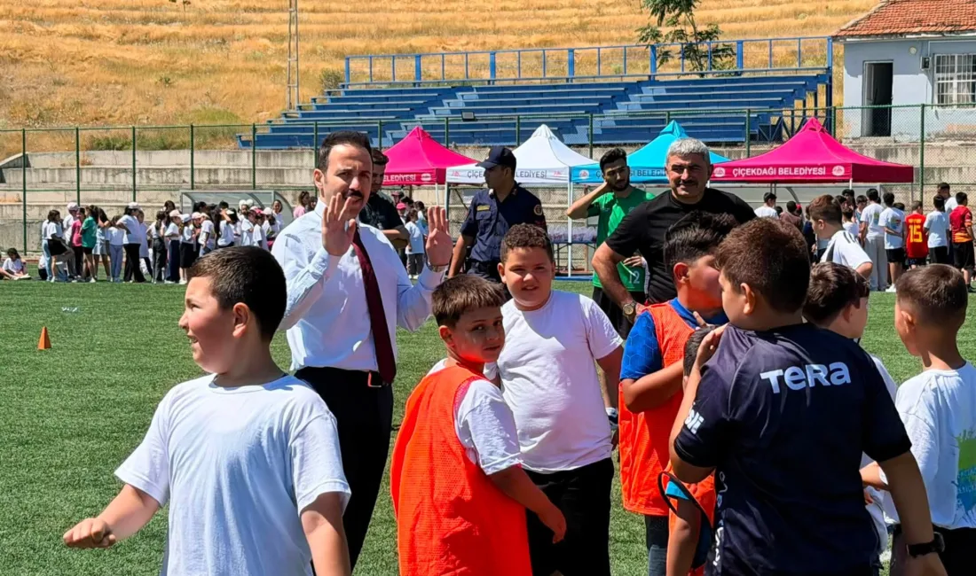 Çiçekdağı Kaymakamı Durdu Yavuz Öğüt, belediye tarafından düzenlenen yaz kursları