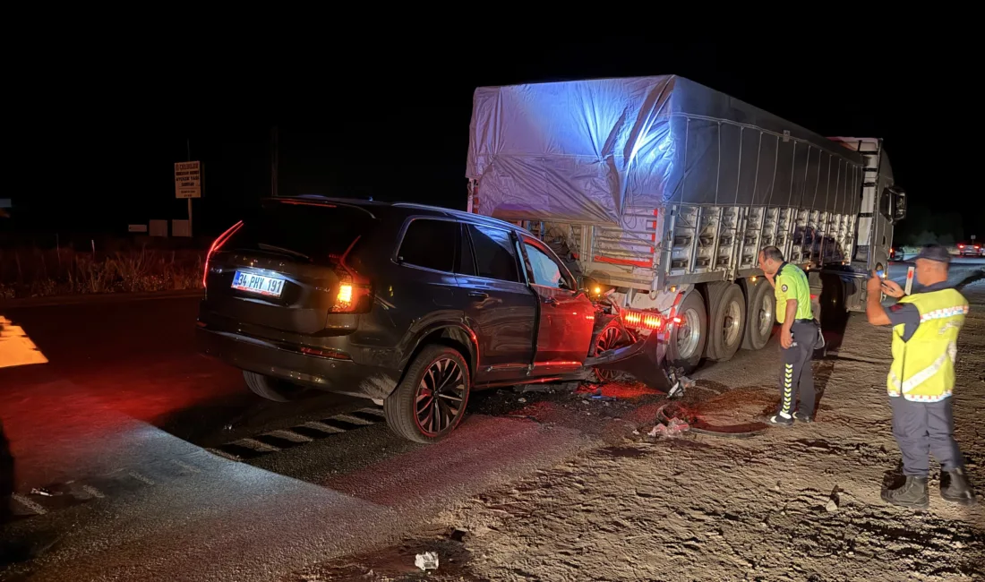 Yerköy ilçemizde, bir SUV aracın tırın dorsesine çarpması sonucu 3
