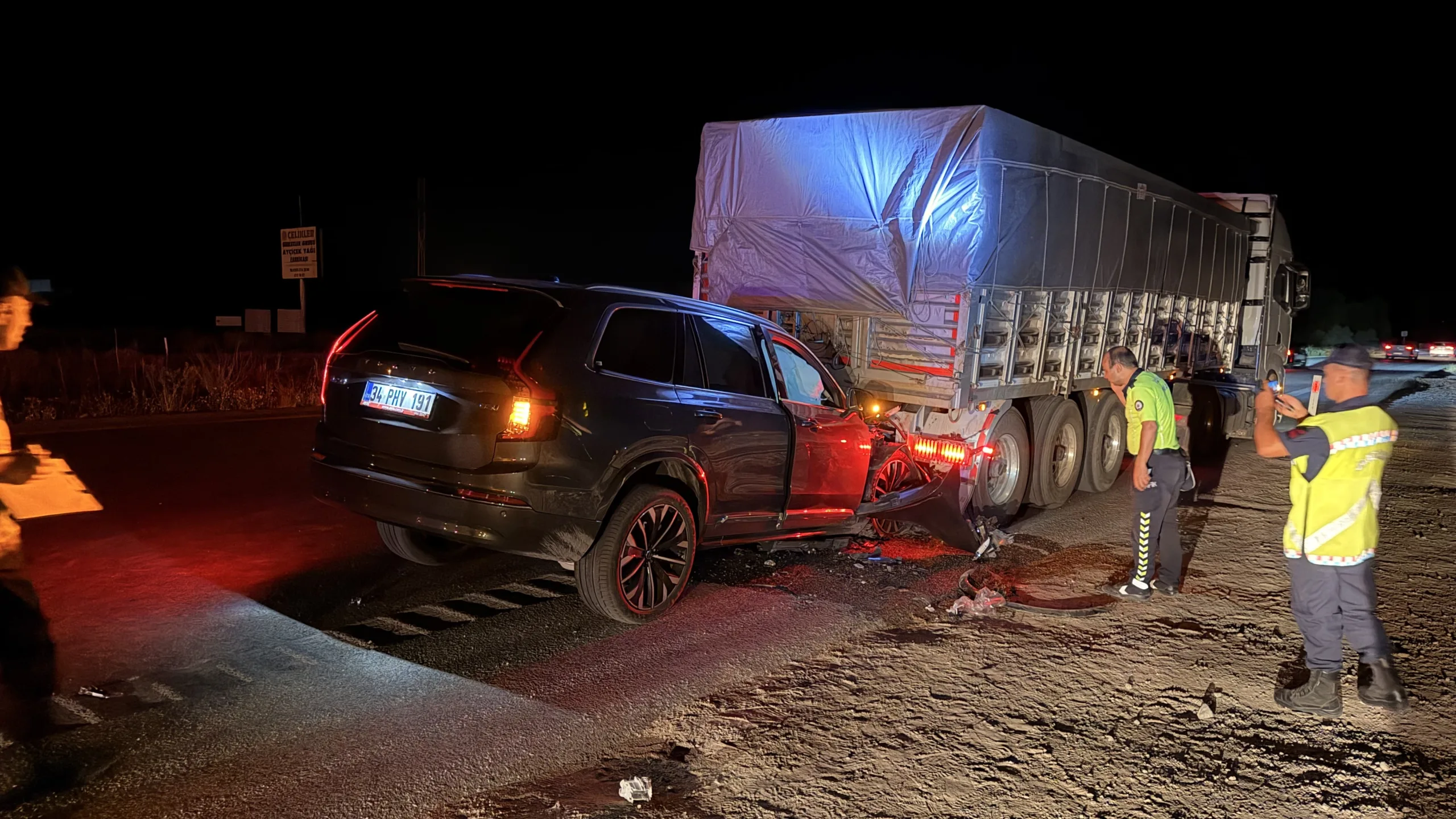 Yerköy ilçemizde, bir SUV aracın tırın dorsesine çarpması sonucu 3