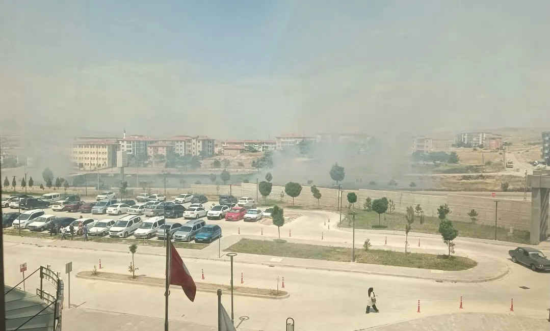 Yerköy ilçesinde, Devlet Hastanesi'nin karşısında bir yangın meydana geldi. İtfaiye