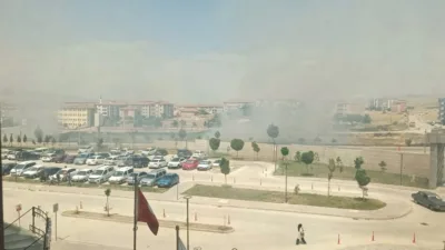 Yerköy ilçesinde, Devlet Hastanesi'nin karşısında bir yangın meydana geldi. İtfaiye