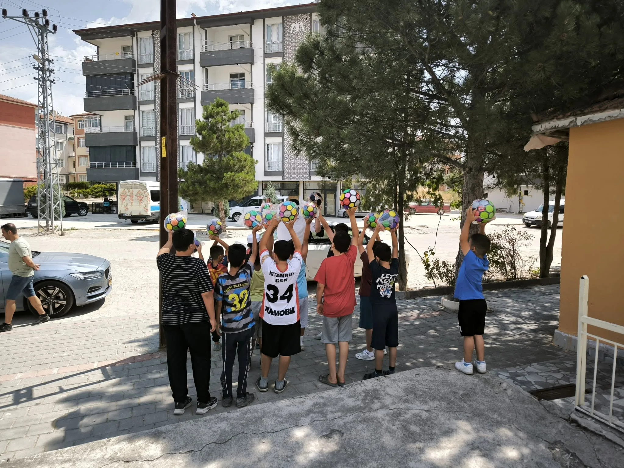 Yaz Kur’an Kursu'nda eğitim gören öğrenciler, hayırsever bir vatandaşın desteğiyle