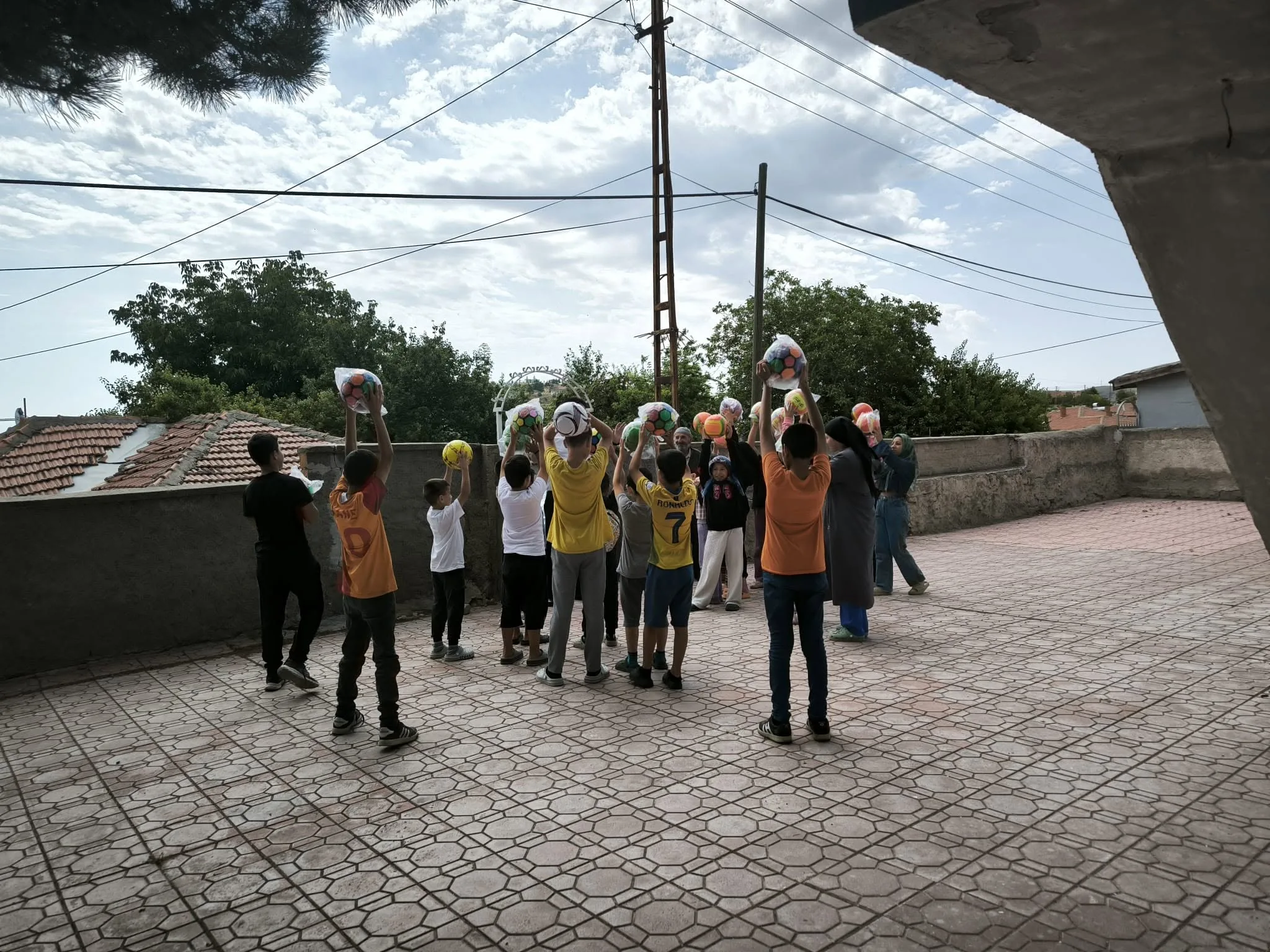 Yaz Kur’an Kursu Öğrencilerine Anlamlı Sürpriz! Yüzleri Gülümseten Destek Yaz Kur’an Kursu Öğrencilerine Anlamlı Sürpriz! Yüzleri Gülümseten Destek