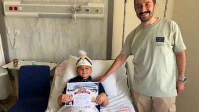 Yerköy Devlet Hastanesi'nde sünnet işlemini başarıyla tamamlayan Metehan Atalay ve