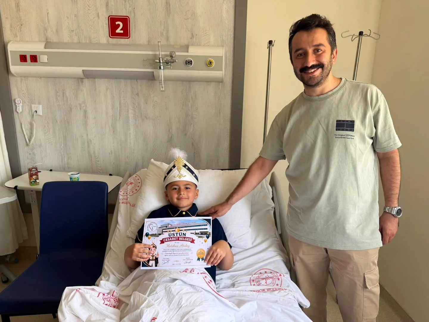 Yerköy Devlet Hastanesi'nde sünnet işlemini başarıyla tamamlayan Metehan Atalay ve