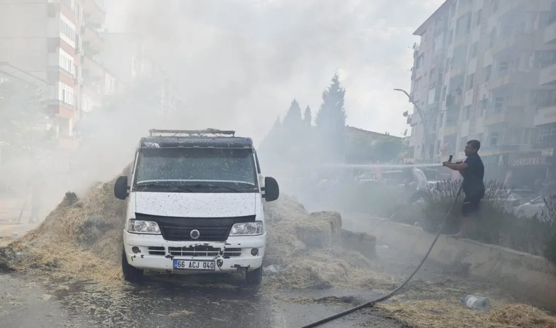 Yozgat'ın Yerköy ilçesinde seyir halindeyken arkasındaki saman balyaları alev alan