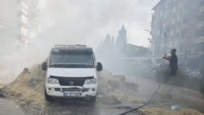 Yozgat'ın Yerköy ilçesinde seyir halindeyken arkasındaki saman balyaları alev alan