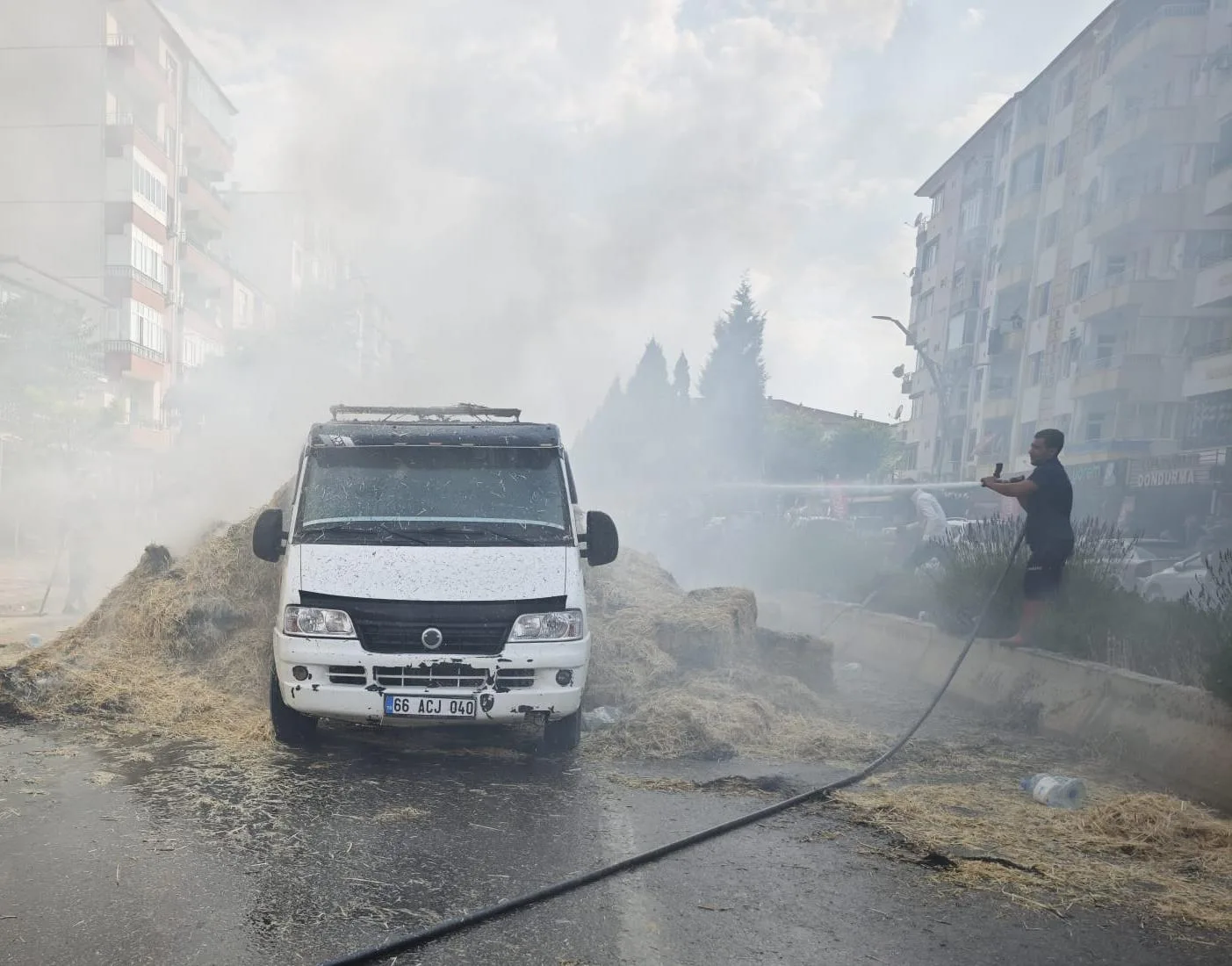Yozgat'ın Yerköy ilçesinde seyir halindeyken arkasındaki saman balyaları alev alan