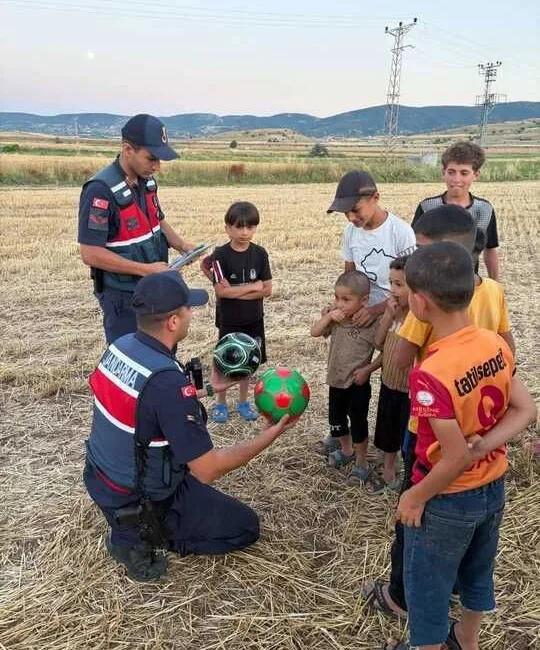 Yozgat'ın Aydıncık ilçesinde jandarma ekipleri, mevsimlik tarım işçilerinin konaklama alanlarını
