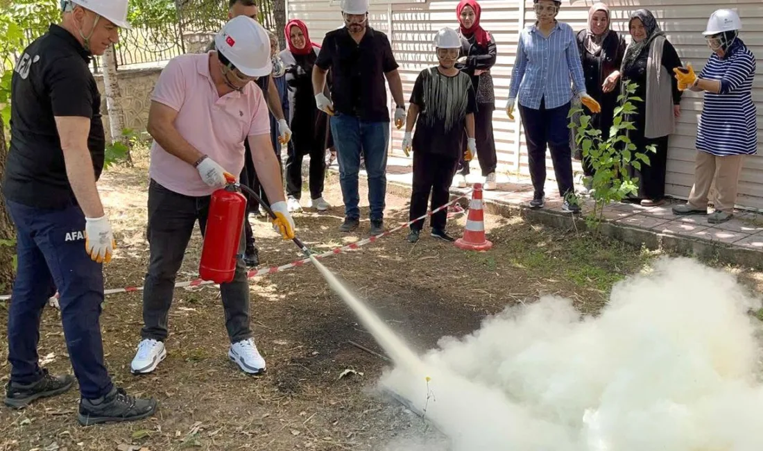 Kırşehir'in Çiçekdağı ilçesinde, SYDV personeline yönelik düzenlenen yangın farkındalık eğitimi,