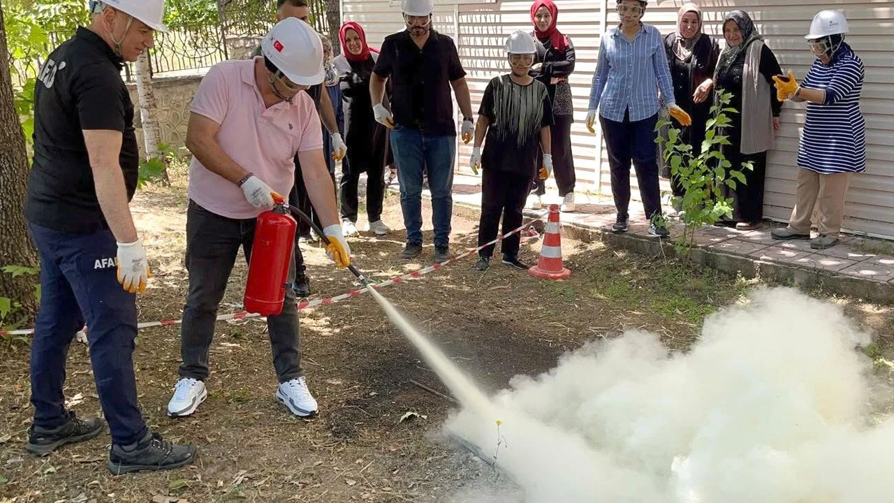 Kırşehir'in Çiçekdağı ilçesinde, SYDV personeline yönelik düzenlenen yangın farkındalık eğitimi,