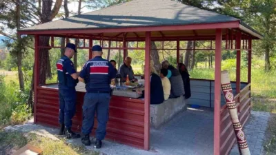 Yozgat'ın Çayıralan ilçesinde jandarma ekipleri, piknik alanlarında vatandaşları orman yangınlarına