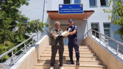 Yozgat'ın Kadışehri ilçesinde jandarma ekipleri, yaralı bir leyleği koruma altına